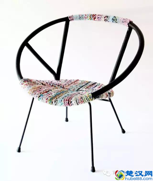 她把旧衣服剪成布条扭一扭，废物利用