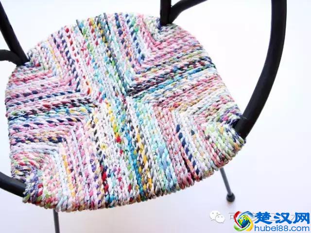 她把旧衣服剪成布条扭一扭，废物利用