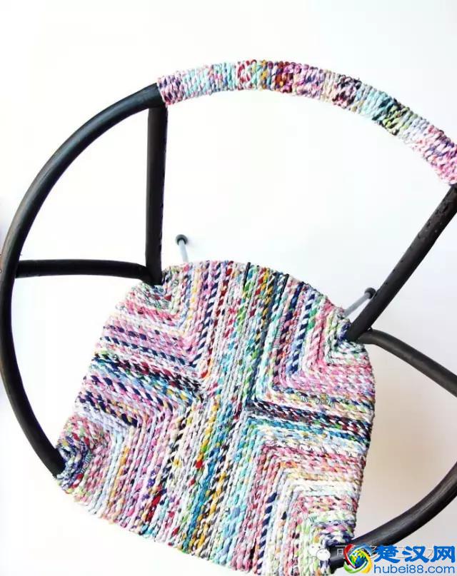 她把旧衣服剪成布条扭一扭，废物利用