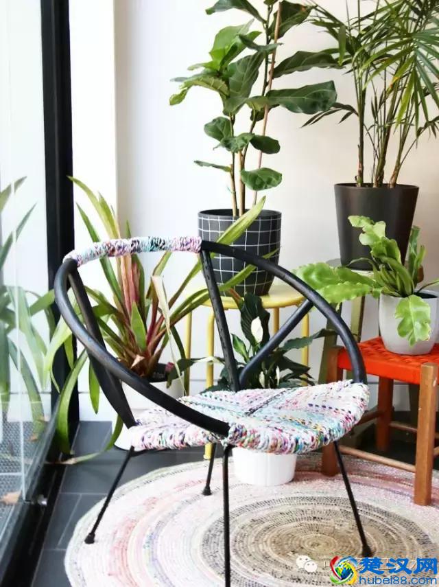 她把旧衣服剪成布条扭一扭，废物利用