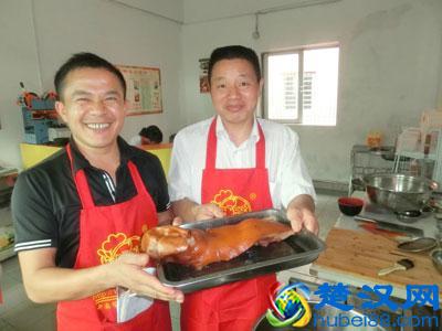 想做小吃夜市卖什么赚钱，什么地方教人做小吃