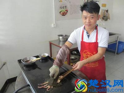 想做小吃夜市卖什么赚钱，什么地方教人做小吃