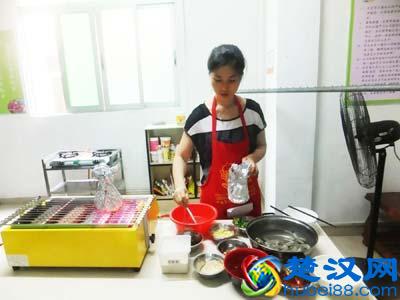 想做小吃夜市卖什么赚钱，什么地方教人做小吃