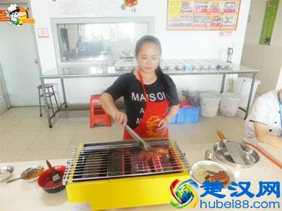 想做小吃夜市卖什么赚钱，什么地方教人做小吃