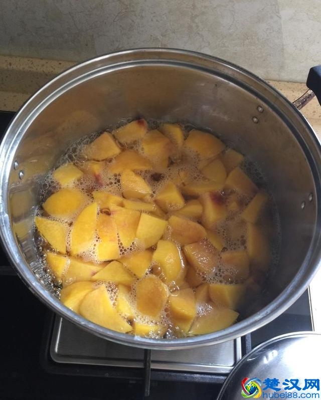 教你在家做黄桃罐头，香甜可口，做法简单又好吃