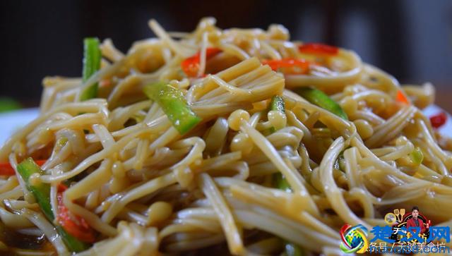 凉拌金针菇最好吃的做法，原来是有技巧的，难怪之前做的不好吃！