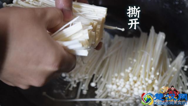 凉拌金针菇最好吃的做法，原来是有技巧的，难怪之前做的不好吃！