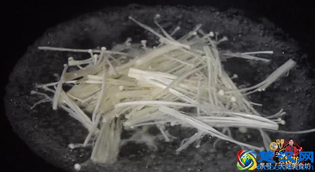 凉拌金针菇最好吃的做法，原来是有技巧的，难怪之前做的不好吃！