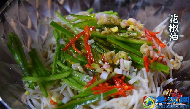 凉拌金针菇最好吃的做法，原来是有技巧的，难怪之前做的不好吃！