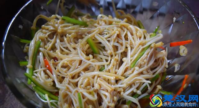 凉拌金针菇最好吃的做法，原来是有技巧的，难怪之前做的不好吃！