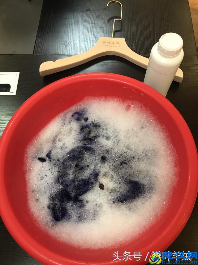 新羊绒衫第一次怎么洗？新买的羊绒衫需要洗一洗再穿吗？