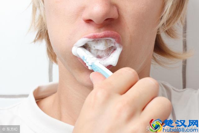 牙齿黄怎么办？这三个方法，不用洗牙就能美白牙齿