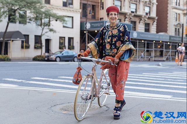 这位69岁老奶奶厉害了！衣品优雅精致，穿起中国风比国人更有范！