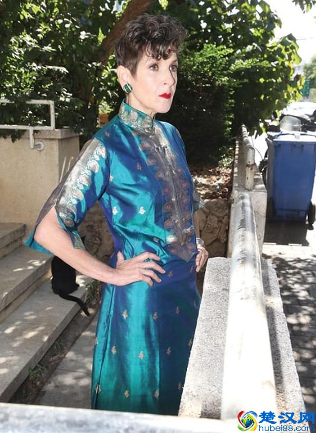 这位69岁老奶奶厉害了！衣品优雅精致，穿起中国风比国人更有范！