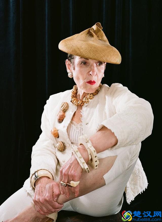 这位69岁老奶奶厉害了！衣品优雅精致，穿起中国风比国人更有范！