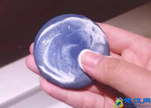 粉扑不经常清洗细菌滋生快，教你清洗粉扑妙招，轻松洗出脏东西