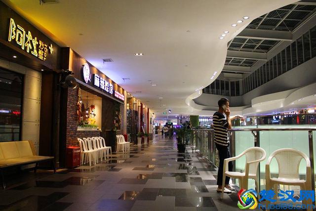 窝腻｜曾经卖女包的帅锅，在遵义开了一家“骚包”的炒蟹店...