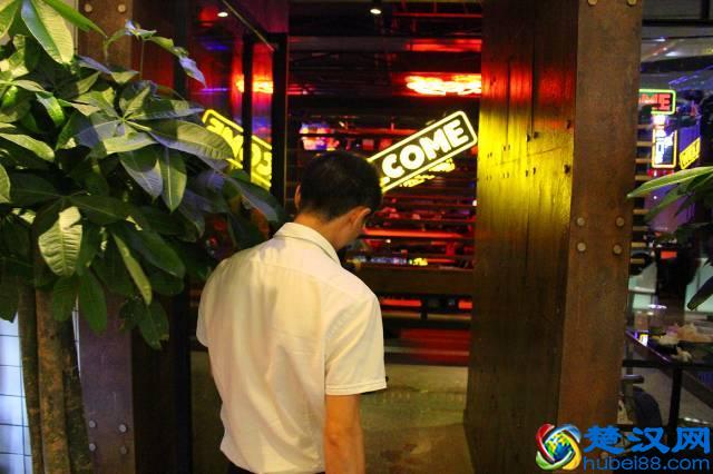 窝腻｜曾经卖女包的帅锅，在遵义开了一家“骚包”的炒蟹店...