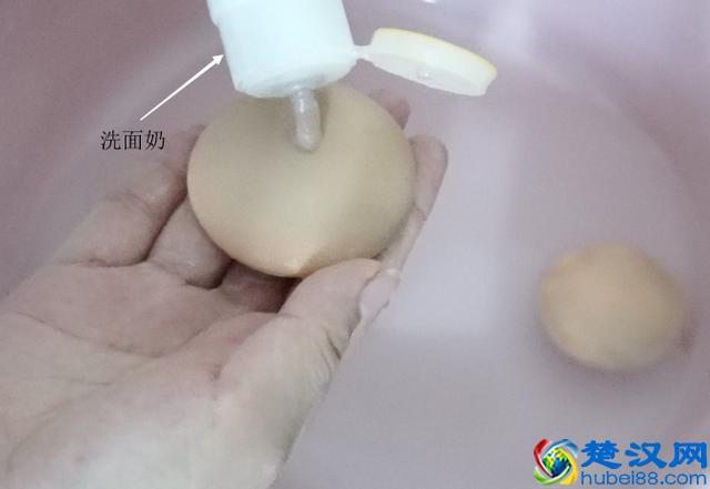 粉扑不经常清洗细菌滋生快，教你清洗粉扑妙招，轻松洗出脏东西