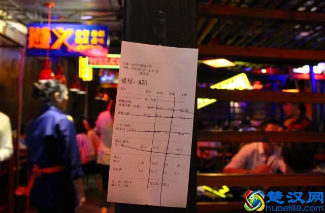 窝腻｜曾经卖女包的帅锅，在遵义开了一家“骚包”的炒蟹店...