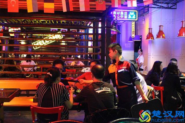 窝腻｜曾经卖女包的帅锅，在遵义开了一家“骚包”的炒蟹店...