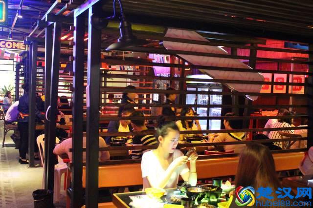 窝腻｜曾经卖女包的帅锅，在遵义开了一家“骚包”的炒蟹店...