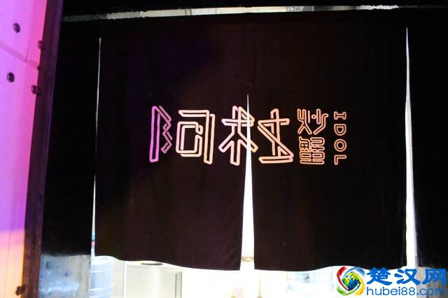 窝腻｜曾经卖女包的帅锅，在遵义开了一家“骚包”的炒蟹店...