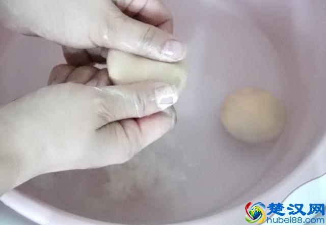 粉扑不经常清洗细菌滋生快，教你清洗粉扑妙招，轻松洗出脏东西