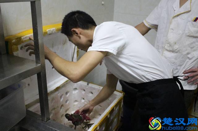 窝腻｜曾经卖女包的帅锅，在遵义开了一家“骚包”的炒蟹店...