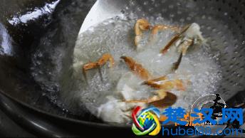 窝腻｜曾经卖女包的帅锅，在遵义开了一家“骚包”的炒蟹店...