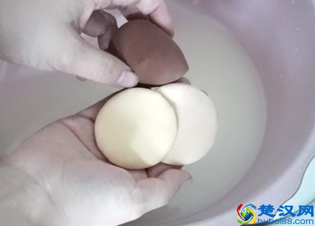 粉扑不经常清洗细菌滋生快，教你清洗粉扑妙招，轻松洗出脏东西