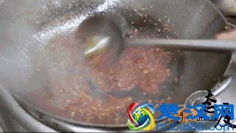 窝腻｜曾经卖女包的帅锅，在遵义开了一家“骚包”的炒蟹店...