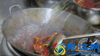 窝腻｜曾经卖女包的帅锅，在遵义开了一家“骚包”的炒蟹店...