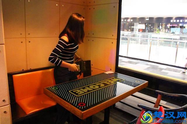 窝腻｜曾经卖女包的帅锅，在遵义开了一家“骚包”的炒蟹店...