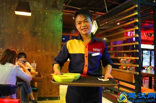 窝腻｜曾经卖女包的帅锅，在遵义开了一家“骚包”的炒蟹店...