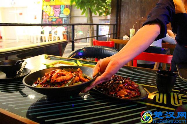 窝腻｜曾经卖女包的帅锅，在遵义开了一家“骚包”的炒蟹店...