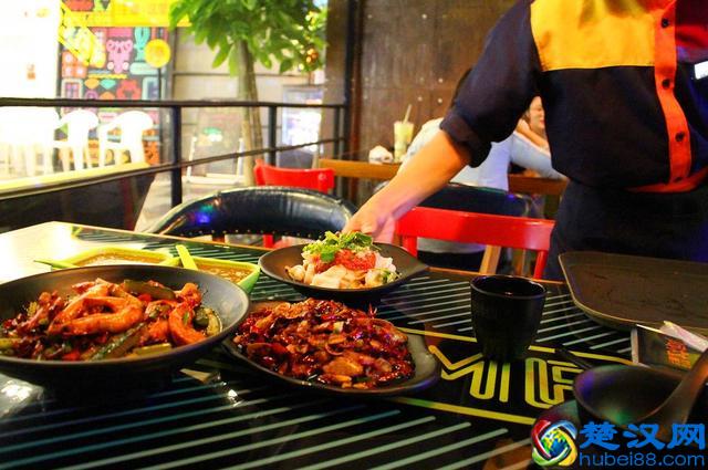 窝腻｜曾经卖女包的帅锅，在遵义开了一家“骚包”的炒蟹店...