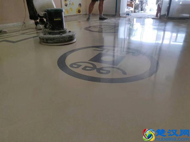 地面别铺瓷砖了，这种新型材料超越石材，无缝施超耐磨