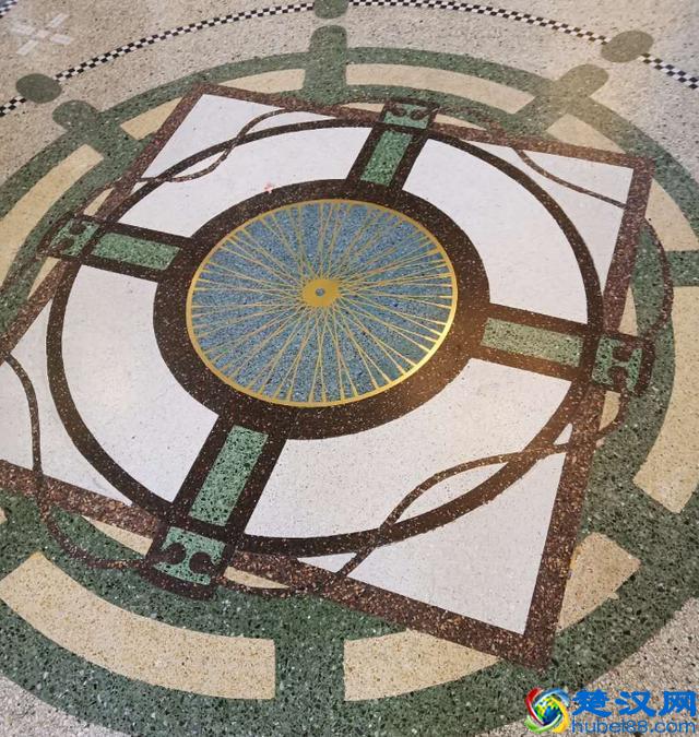 地面别铺瓷砖了，这种新型材料超越石材，无缝施超耐磨