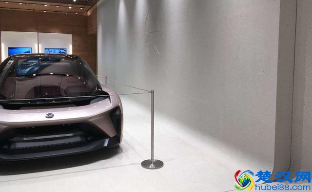 地面别铺瓷砖了，这种新型材料超越石材，无缝施超耐磨