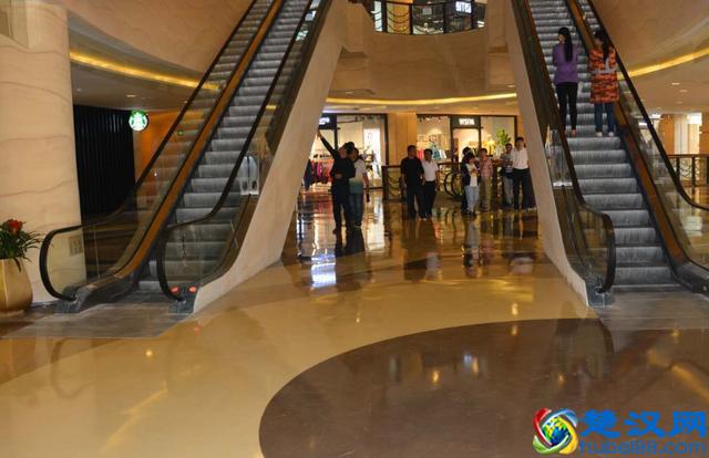 地面别铺瓷砖了，这种新型材料超越石材，无缝施超耐磨