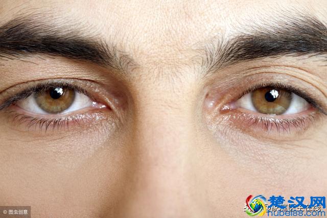 眼睛干涩怎么办？别急着滴眼药水，6个简单方法能帮你缓解