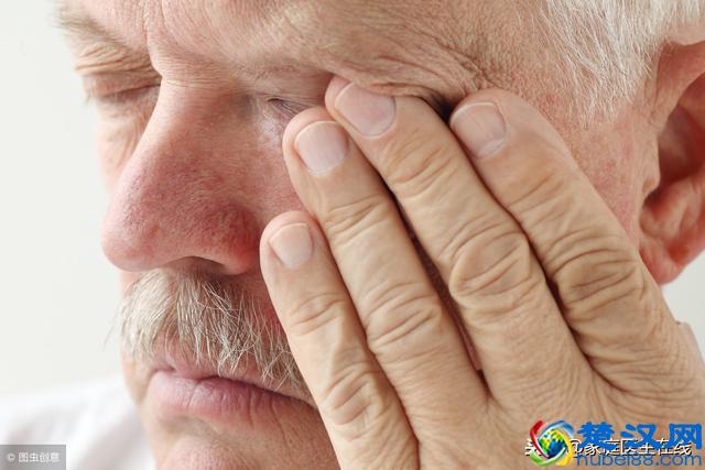 眼睛干涩怎么办？别急着滴眼药水，6个简单方法能帮你缓解