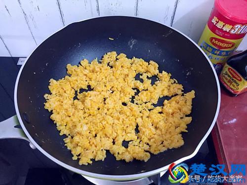 黄金炒饭怎么做才是金黄色的？米饭这样做，看看剩饭的终极逆袭！