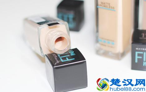 美宝莲Fit Me粉底液怎么样 质地轻薄延展性非常好