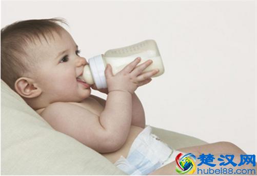 宝宝老是打嗝是怎么回事，制止打嗝的小妙招屡试不爽！