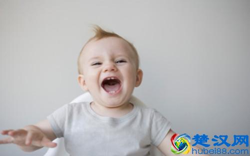 宝宝老是打嗝是怎么回事，制止打嗝的小妙招屡试不爽！