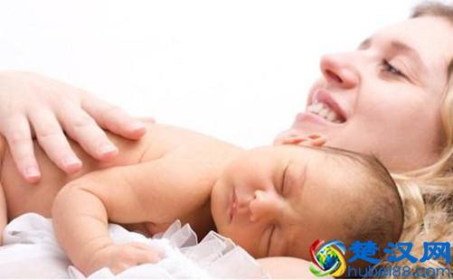 宝宝老是打嗝是怎么回事，制止打嗝的小妙招屡试不爽！