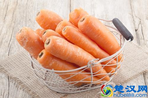 【买菜去】胡萝卜怎么吃最有营养？生吃还是油炒？