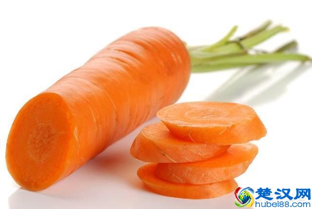 【买菜去】胡萝卜怎么吃最有营养？生吃还是油炒？